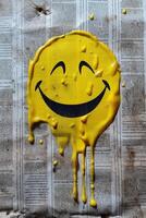 Gelb Farbe tropft auf das Zeitung, Glück, Smiley Symbol. ai generativ foto