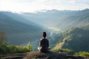 ein Person meditieren auf oben von ein hügel, mit Blick auf ein riesig Landschaft von Berge und Wald. ai generativ foto