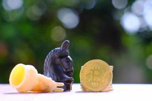 Kryptowährungsmünzen auf dem Tisch und Geldkonzept der digitalen Währung