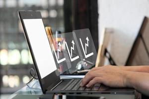 Mann mit Laptop-Computer und Business Analytics Intelligence-Konzept foto