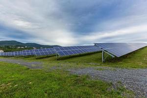 Solarkraftwerk auf einem Hintergrund des Himmels foto