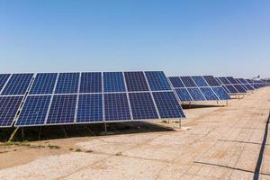 Solarkraftwerk auf einem Hintergrund des Himmels foto