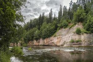 der Gauja Fluss mit felsigen Ufern des Sandsteins foto