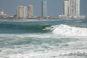 Mann, der auf einer Welle in Iquique Chile surft foto