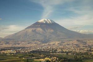 Stadt Arequipa in Peru mit seinem ikonischen Vulkan Misti foto