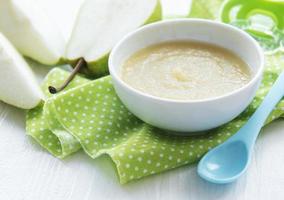 Schüssel mit Obst Babynahrung und Birnen foto