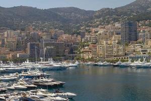Blick auf Hafenjachten und Wohngebiete in Monte Carlo Monaco foto