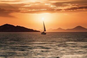 Luxus Yacht Segeln im das Mitte von das Meer neben ein Insel und Berge im das Horizont beim Sonnenuntergang wie breit Banner. ai generativ foto