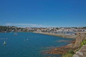 malerische Ansicht einer Bucht in St. Peter Port in Guernsey Channel Islands UK foto