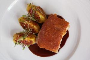 traditionelles peruanisches Essen namens Chicharron de Panceta de Cerdo, serviert in einem Restaurant foto