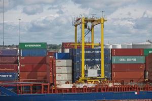 große Industriekrane laden Containerschiff im Hafen von Dublin in Irland foto