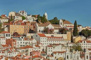 Blick auf traditionelle Architektur und Häuser auf Sao Jorge Hill in Lissabon Portugal