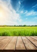 Frühling Sommer- schön Hintergrund mit Grün saftig jung Gras und leeren hölzern Tabelle im Natur draussen. natürlich Vorlage Landschaft mit Blau Himmel und Sonne. ai generativ foto