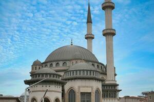 eine schöne Moschee gegen den blauen Himmel foto