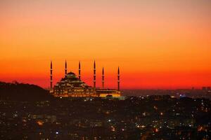 Istanbul Camlica Moschee mit Nacht Aussicht und Stadt Beleuchtung. foto
