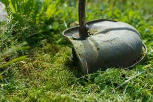 ein Mann mäht Gras mit ein Trimmer draussen foto