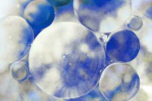 Ölblasen hautnah. Kreise aus Wasser Makro. abstrakter hellblauer Hintergrund foto