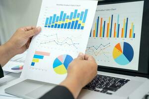 Asiatischer Buchhalter, der Finanzberichte arbeitet und analysiert, Projektbuchhaltung mit Diagrammgrafik im modernen Büro-, Finanz- und Geschäftskonzept. foto