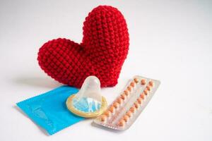 Geburt Steuerung Tabletten und Kondom, Empfängnisverhütung Gesundheit und Medizin. foto