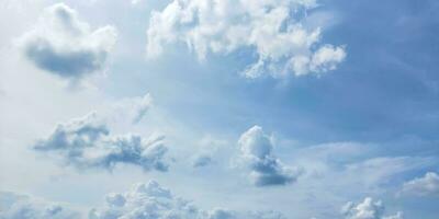 Blau Himmel mit Weiß Wolken. Natur Hintergrund. Kopieren Raum zum Text. foto