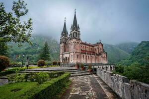 Basilika de Santa Maria la echt de Covadonga, Asturien, Spanien. foto