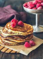 Stapel von Pfannkuchen mit frisch Himbeeren foto