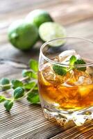 Glas Rum auf dem hölzernen Hintergrund foto