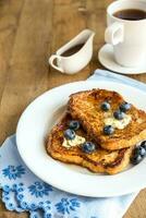 French Toast mit frischen Blaubeeren und Ahornsirup foto