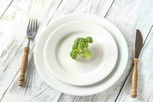frisch Brokkoli auf das Weiß Teller foto