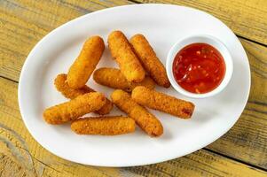 Mozzarella-Sticks mit Chilisauce foto