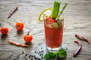 Bloody Mary Cocktail auf dem hölzernen Hintergrund foto