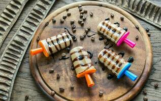 Kaffee-Eis am Stiel mit Schokoladenüberzug foto