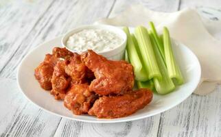 Schüssel Buffalo Wings mit Blauschimmelkäse-Dip foto