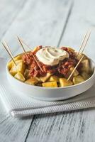 Portion von Patatas bravas mit Saucen foto