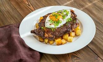 Beefsteak mit Spiegelei foto