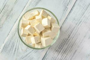 Schnitt Tofu im das Glas Schüssel foto