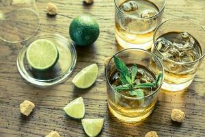 Glas Rum auf dem hölzernen Hintergrund foto