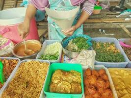 lokal traditionell Essen im Indonesien Markt foto