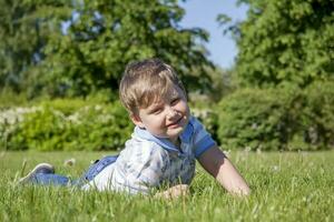 warm dürfen. Frühling gehen. komisch Spiele zum Kinder auf das Rasen foto