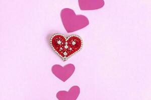 rot Herz gemacht von Perlen. Rosa Herzen. das Konzept von das Valentinstag Tag Thema. ein Gruß Karte, ein Erklärung von Liebe. foto