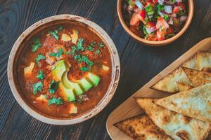 schüssel mit würziger mexikanischer suppe foto