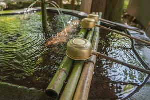 Schöpfkellen zum Waschen Hand, Gesicht und Monat Vor Besuch japanisch Schrein oder Tempel, kyushu, Japan foto