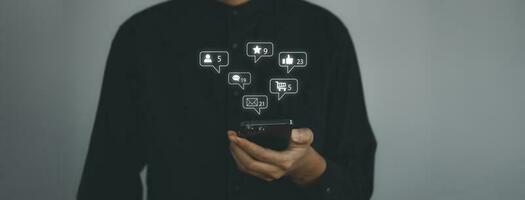 Geschäft Mann berühren das Bildschirm auf Clever Telefon mit Emotion Symbole. Sozial Netzwerk und Sozial Medien Marketing Konzept. foto