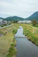 Yufuin Dorf, Fluss, Yufu Berg und Blau Himmel mit Wolke Hintergrund, Yufuin, oita, kyushu, Japan foto