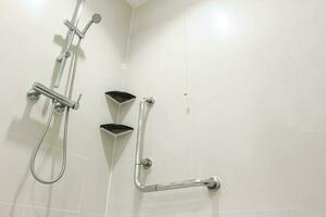 Toilette Dusche und Geländer zum Alten Menschen beim das Badezimmer im Krankenhaus, sicher und medizinisch Konzept foto