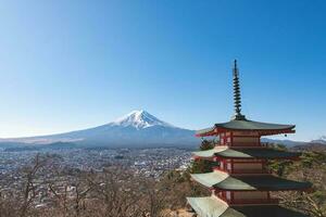 Fuji Berg mit Blau Himmel und Chureito rot Pagode beim Fujiyoshida, Japan. foto