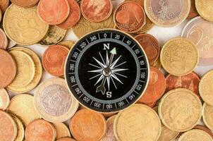 Kompass auf Münzen foto
