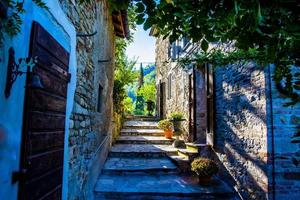 mittelalterliches Dorf in der Nähe von San Martin Val d'afra in Arezzo, Italien foto