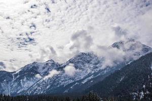 schneebedeckte Gipfel der Dolomiten foto