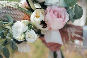 Hochzeitsbrautstrauß im rustikalen Stil, auf dem die Biene sitzt